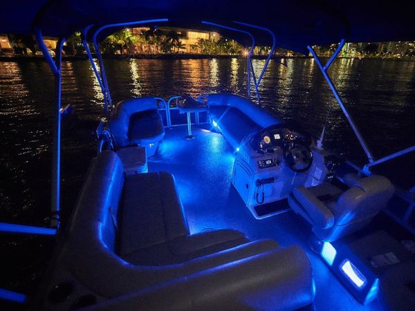 Sun Tracker 24 | Mavi