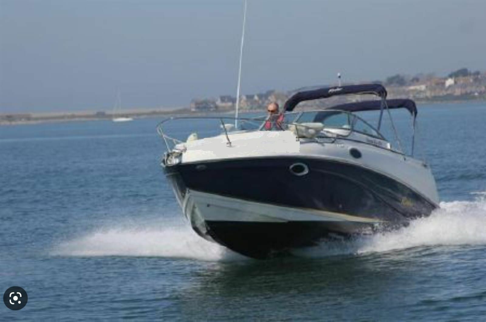 Rinker Fiesta Vee 310 | Kambemba