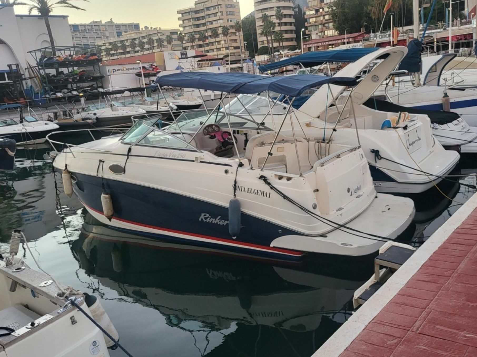 Rinker Fiesta Vee 310 | Kambemba