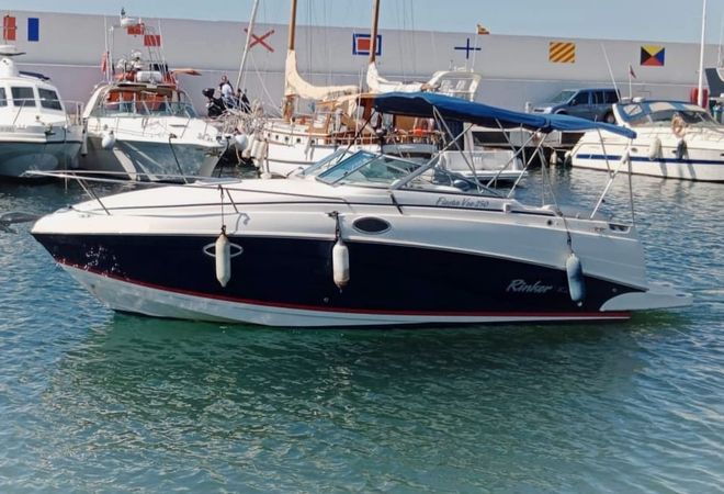 Rinker Fiesta Vee 310 | Kambemba