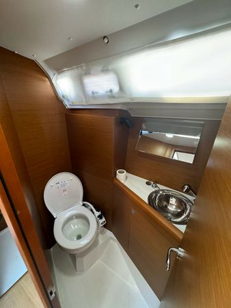 Jeanneau Sun Odyssey 349 | White Feather