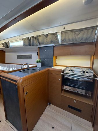 Jeanneau Sun Odyssey 349 | White Feather