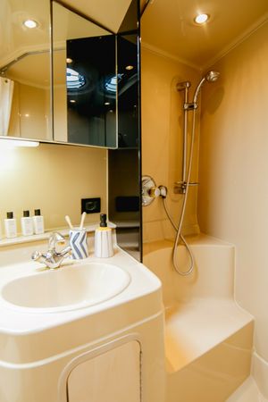 Cruiser Yachts 360 | Dbe-3