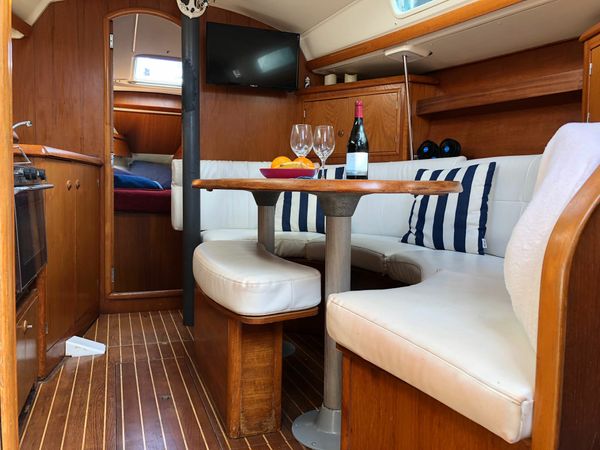 Jeanneau Sun Odyssey 34 | Bella Lola