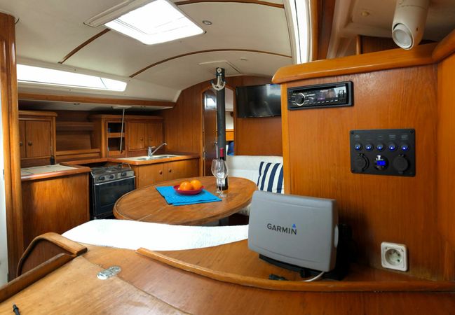 Jeanneau Sun Odyssey 34 | Bella Lola