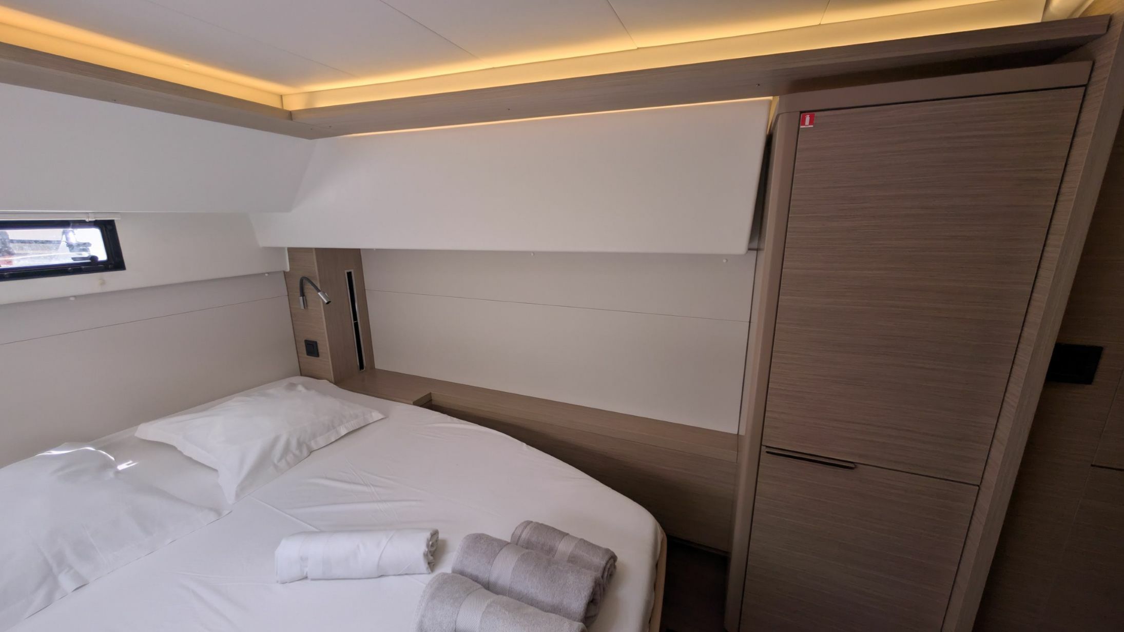 Lagoon 46 | Initials