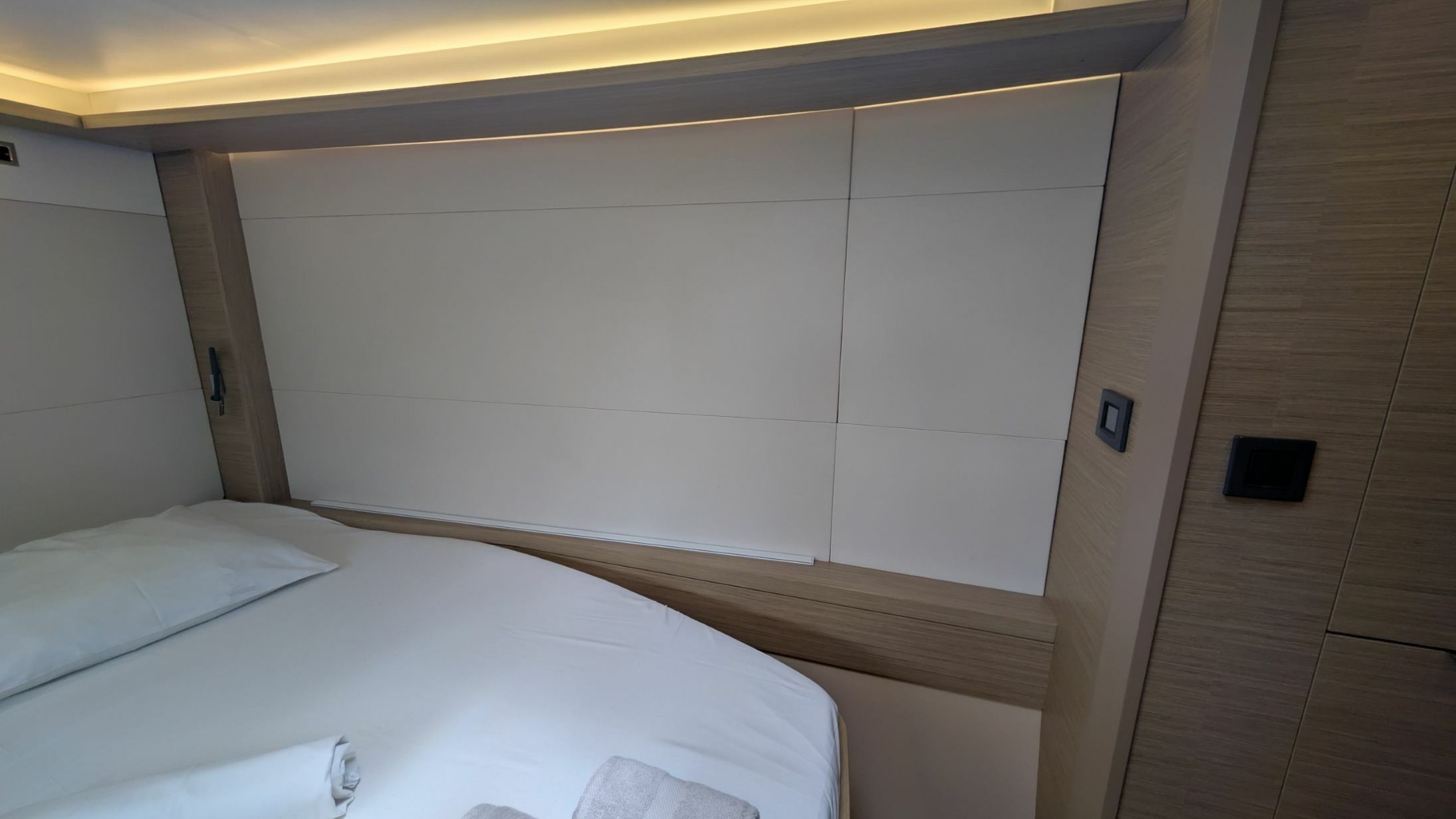 Lagoon 46 | Initials