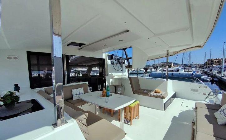 Fountaine Pajot Lucia 40 | Petit Monde