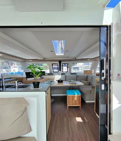 Fountaine Pajot Lucia 40 | Petit Monde