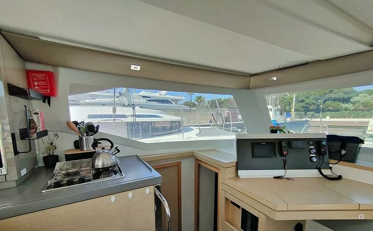 Fountaine Pajot Lucia 40 | Petit Monde