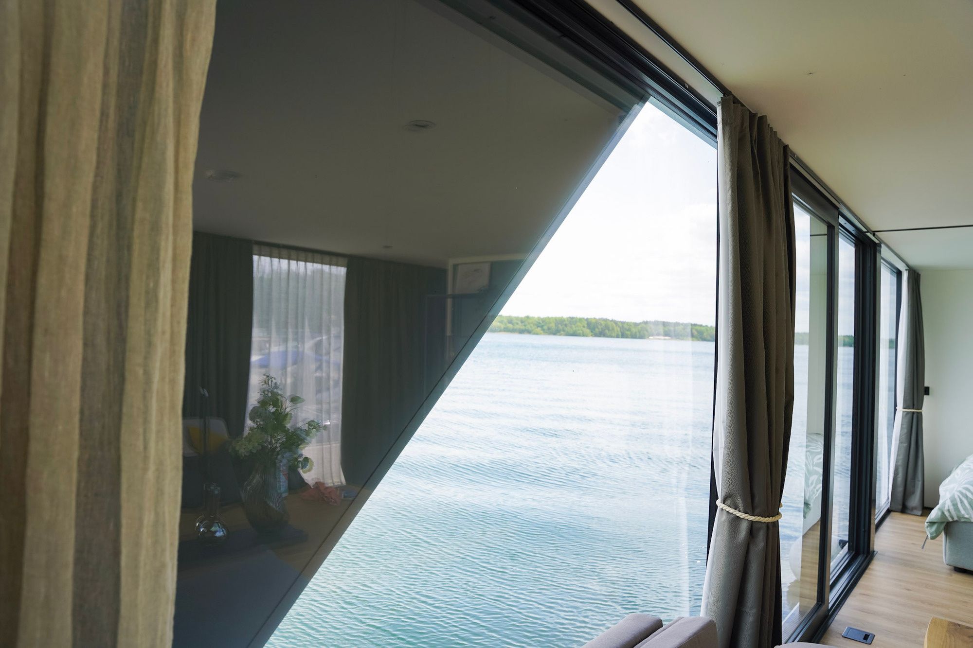 HouseBoatYacht 70 | Merle