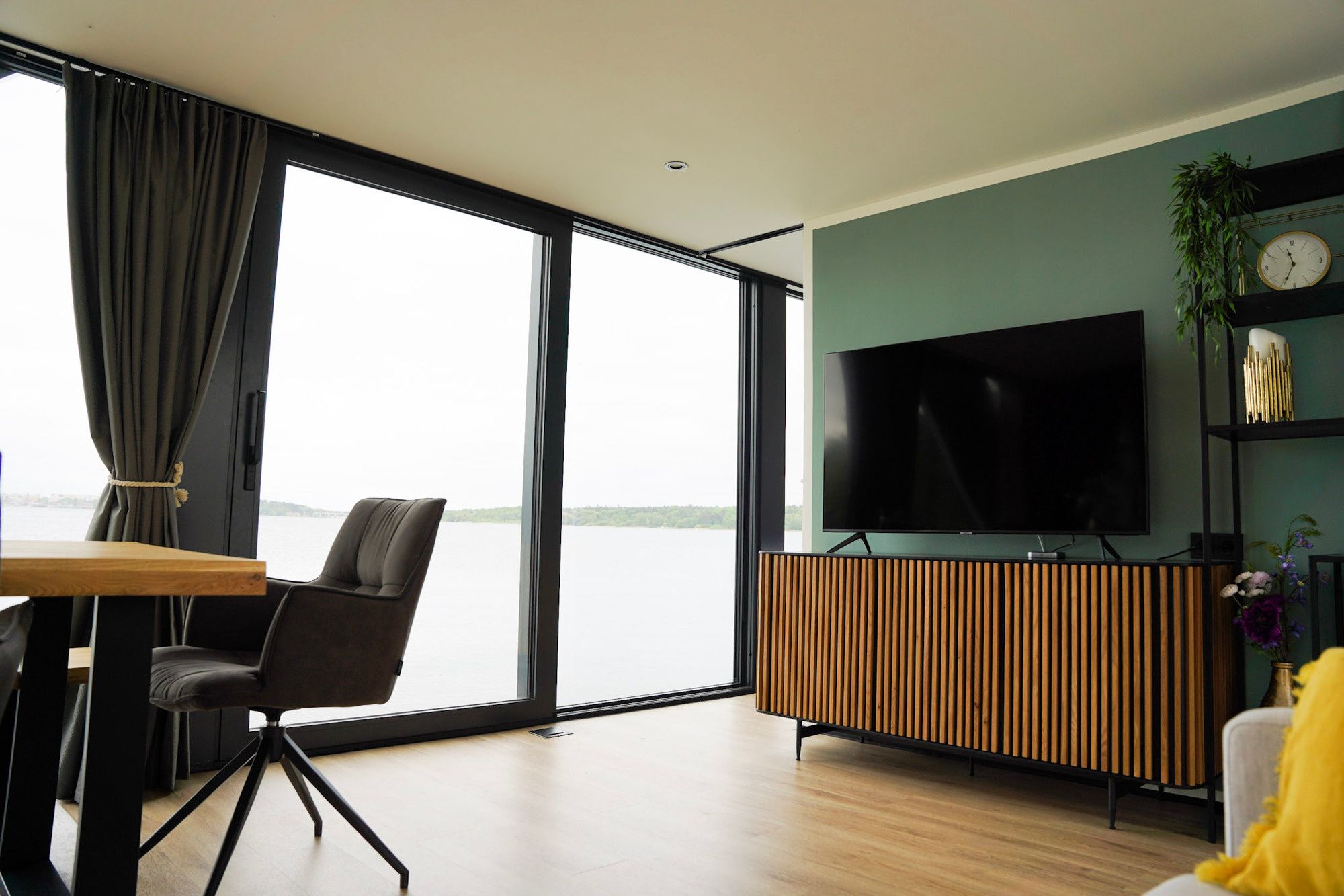 HouseBoatYacht 70 | Merle