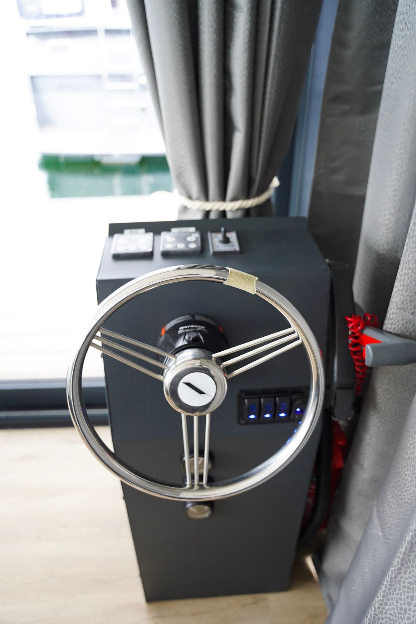 HouseBoatYacht 70 | Merle