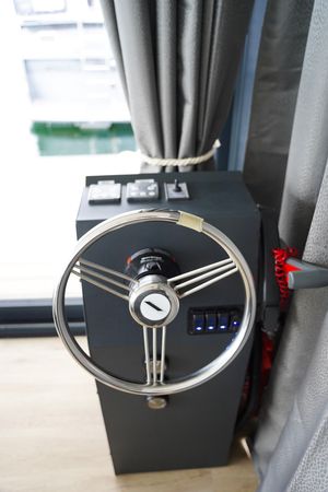 HouseBoatYacht 70 | Merle