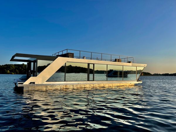 HouseBoatYacht 70 | Merle