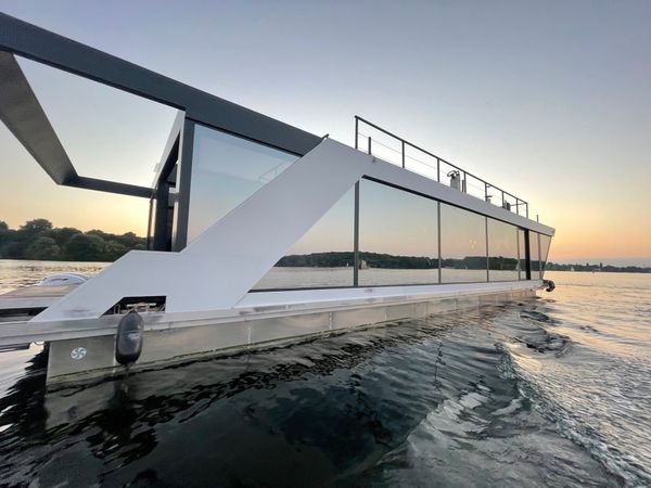 HouseBoatYacht 70 | Merle