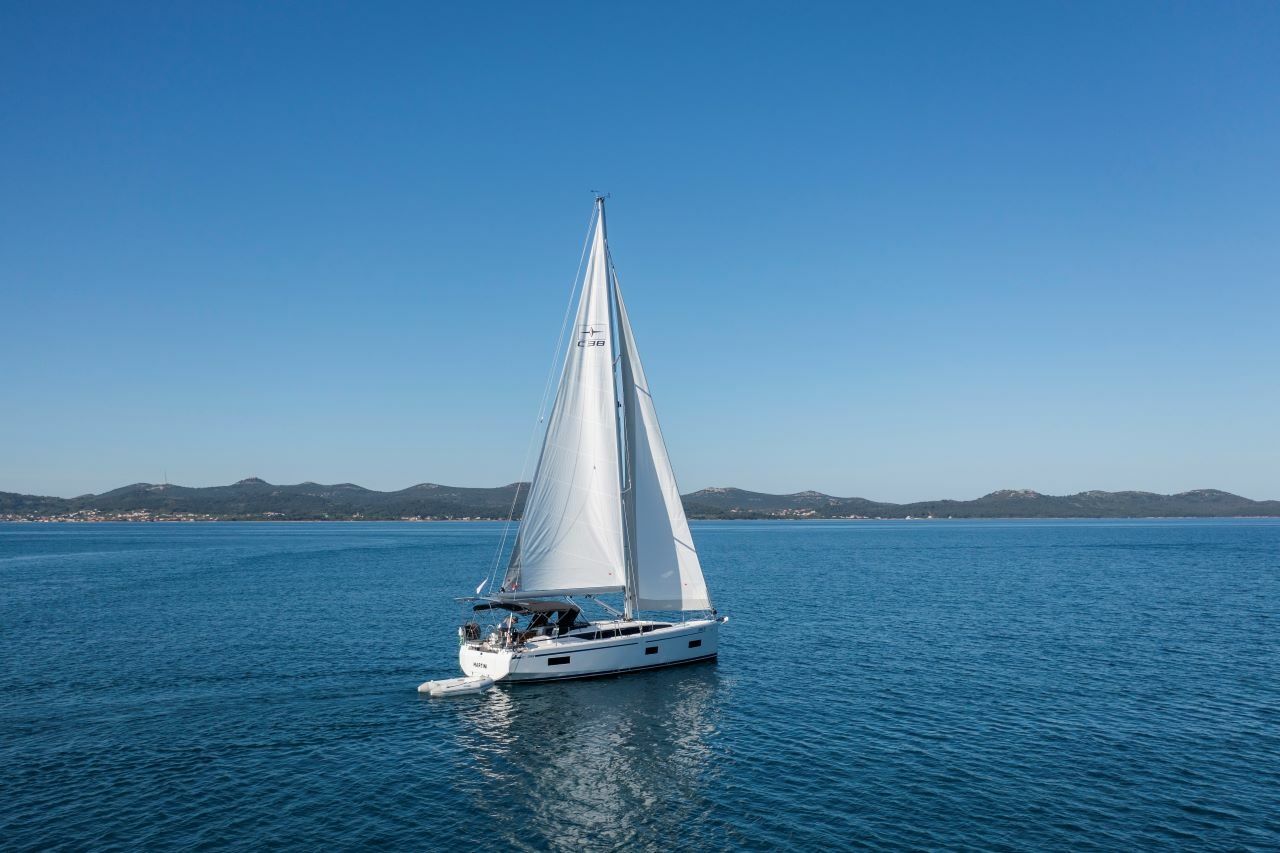 Bavaria C38 | Martini