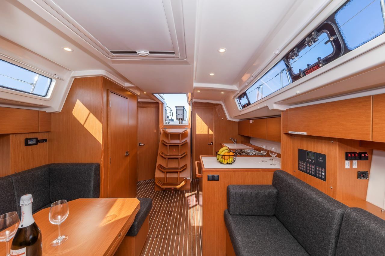 Bavaria C38 | Martini