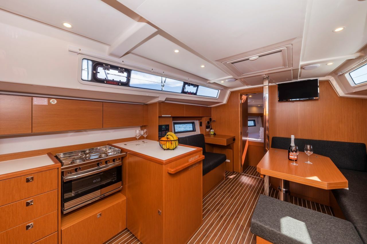 Bavaria C38 | Martini