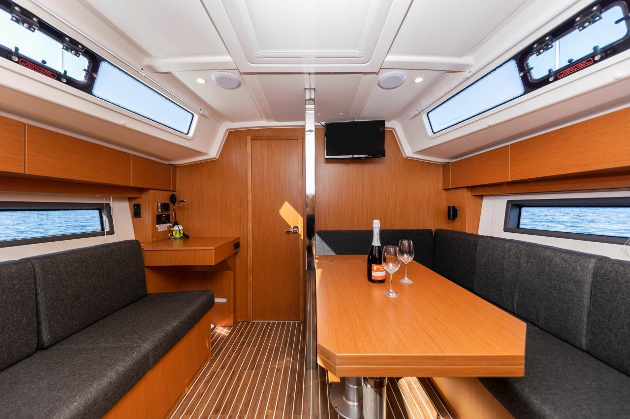 Bavaria C38 | Martini