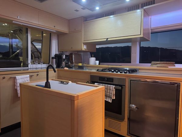 Lagoon 52 F | Discovery