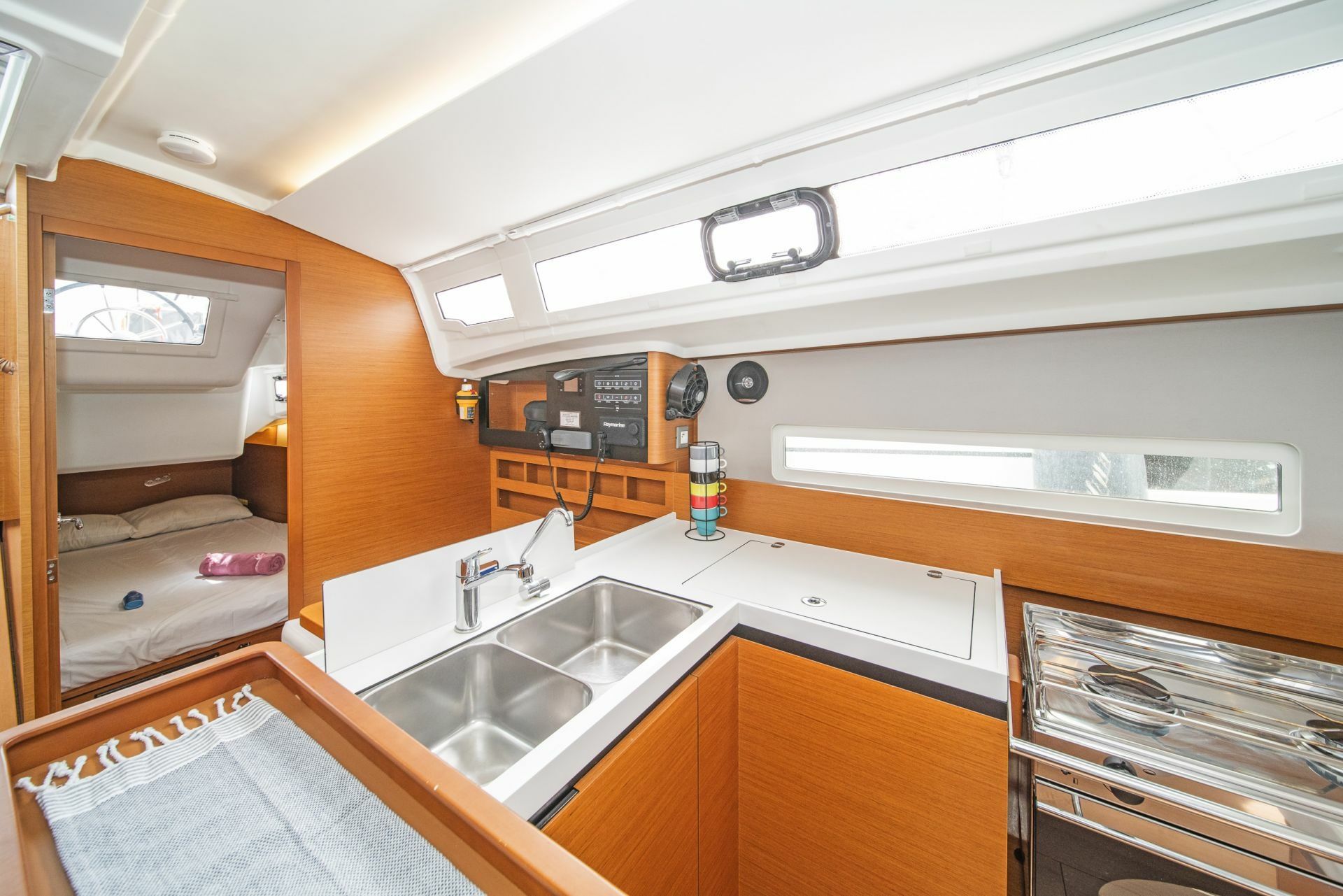 Jeanneau Sun Odyssey 410 | Henry Every