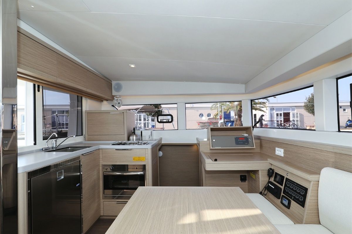 Lagoon 40 | Lipstick