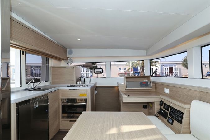 Lagoon 40 | Lipstick