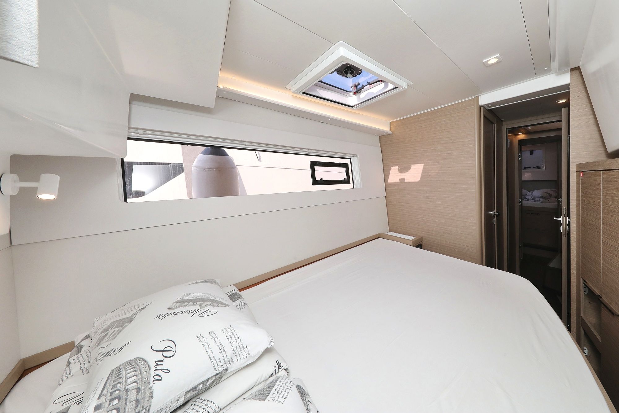 Lagoon 40 | Lipstick