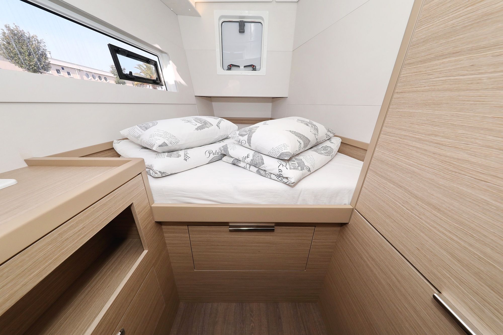 Lagoon 40 | Lipstick