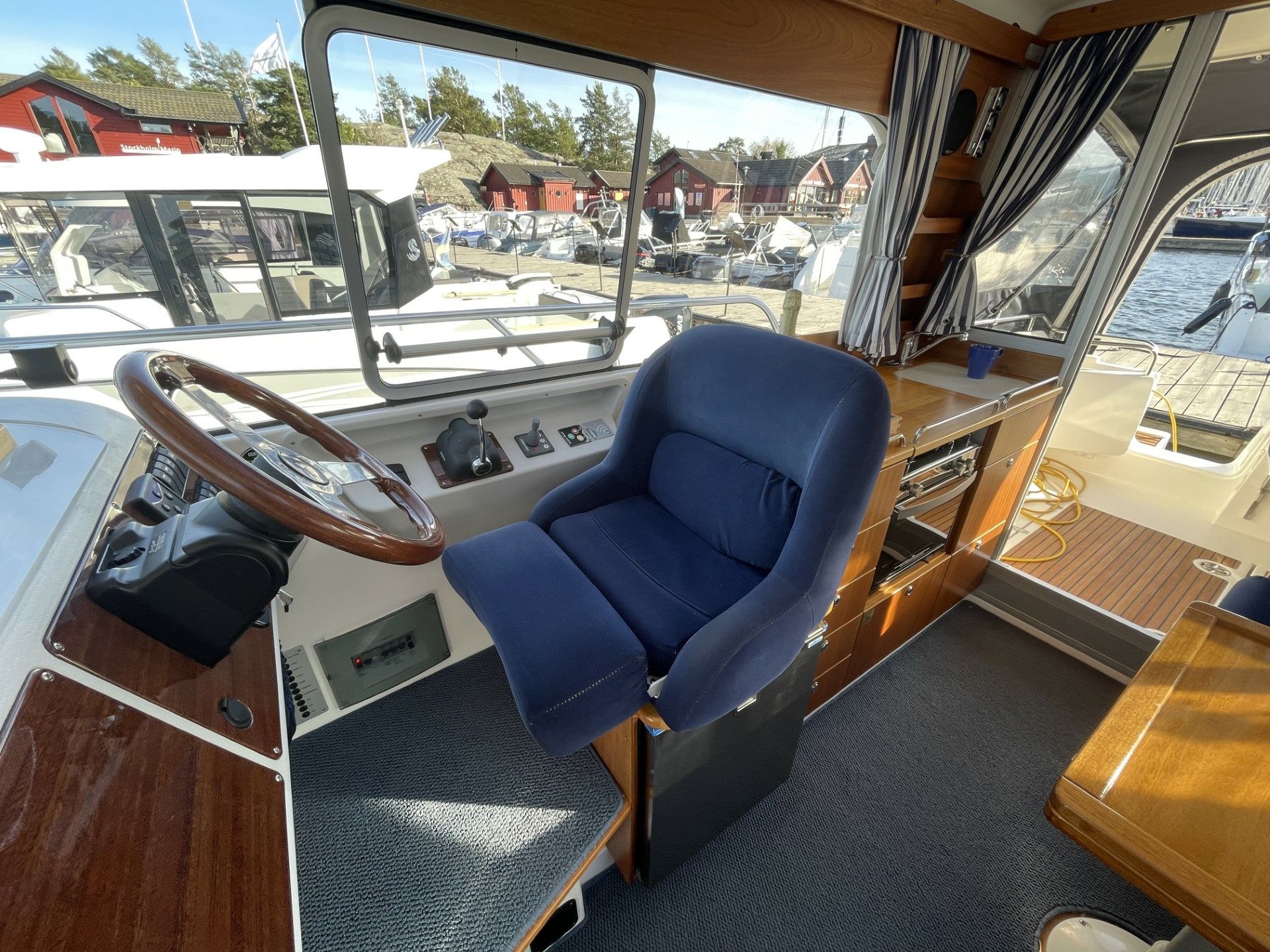 Nimbus 320 Coupe | Sophie