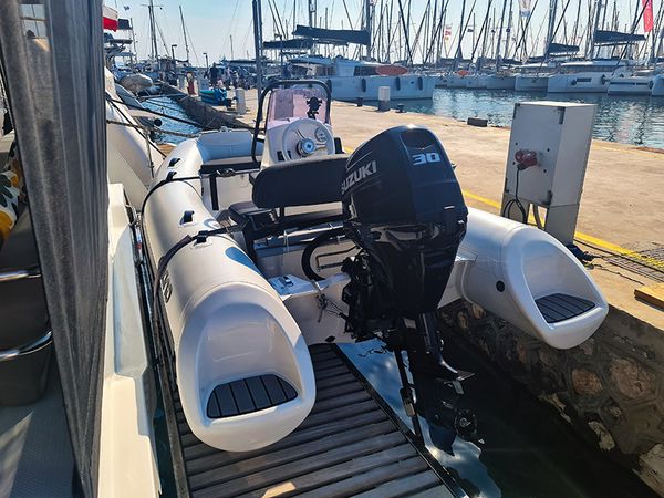 Fountaine Pajot Aura 51 | Breezer