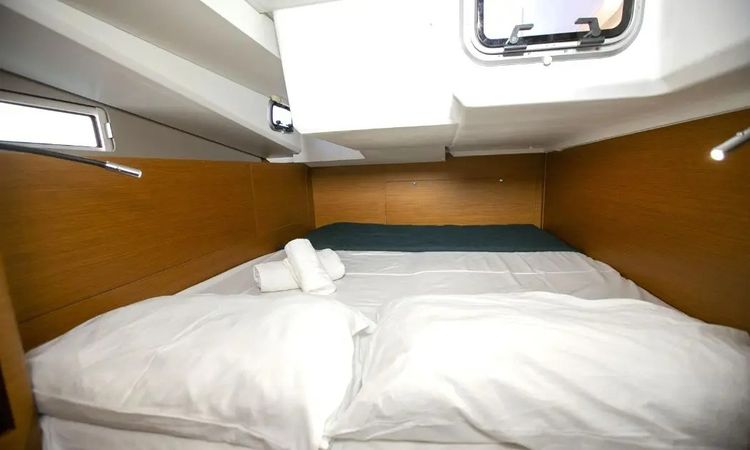 Jeanneau Sun Odyssey 440 | Blue Aura