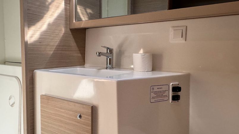 Lagoon 42 | Skylight