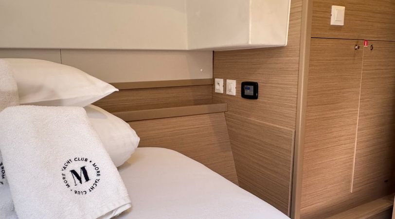 Lagoon 42 | Skylight