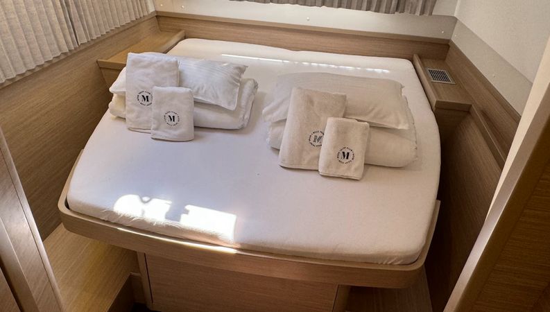 Lagoon 42 | Skylight