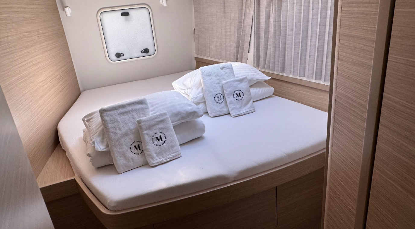 Lagoon 42 | Skylight