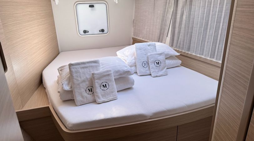 Lagoon 42 | Skylight