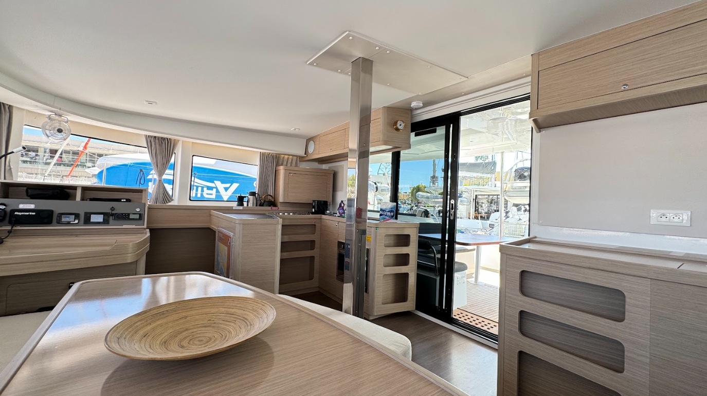 Lagoon 42 | Skylight