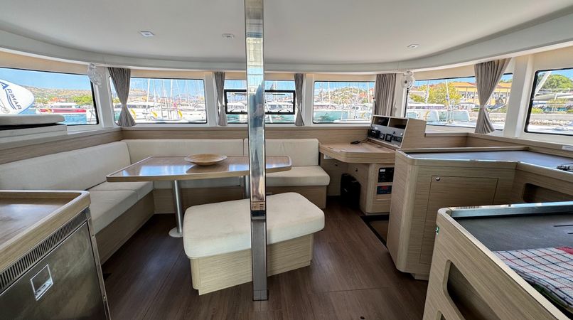 Lagoon 42 | Skylight