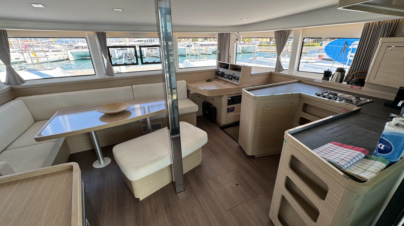 Lagoon 42 | Skylight