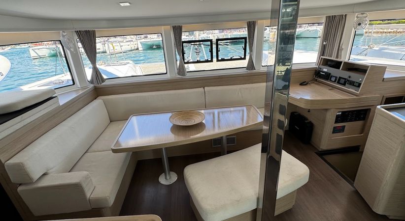 Lagoon 42 | Skylight