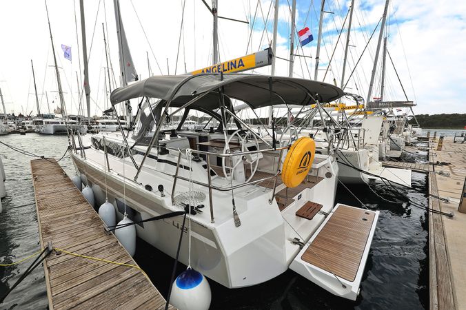 Bavaria C42 | Levente