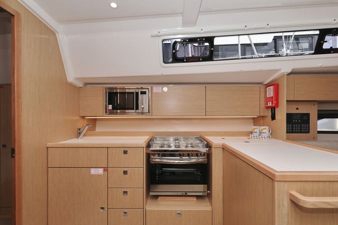 Bavaria C42 | Levente