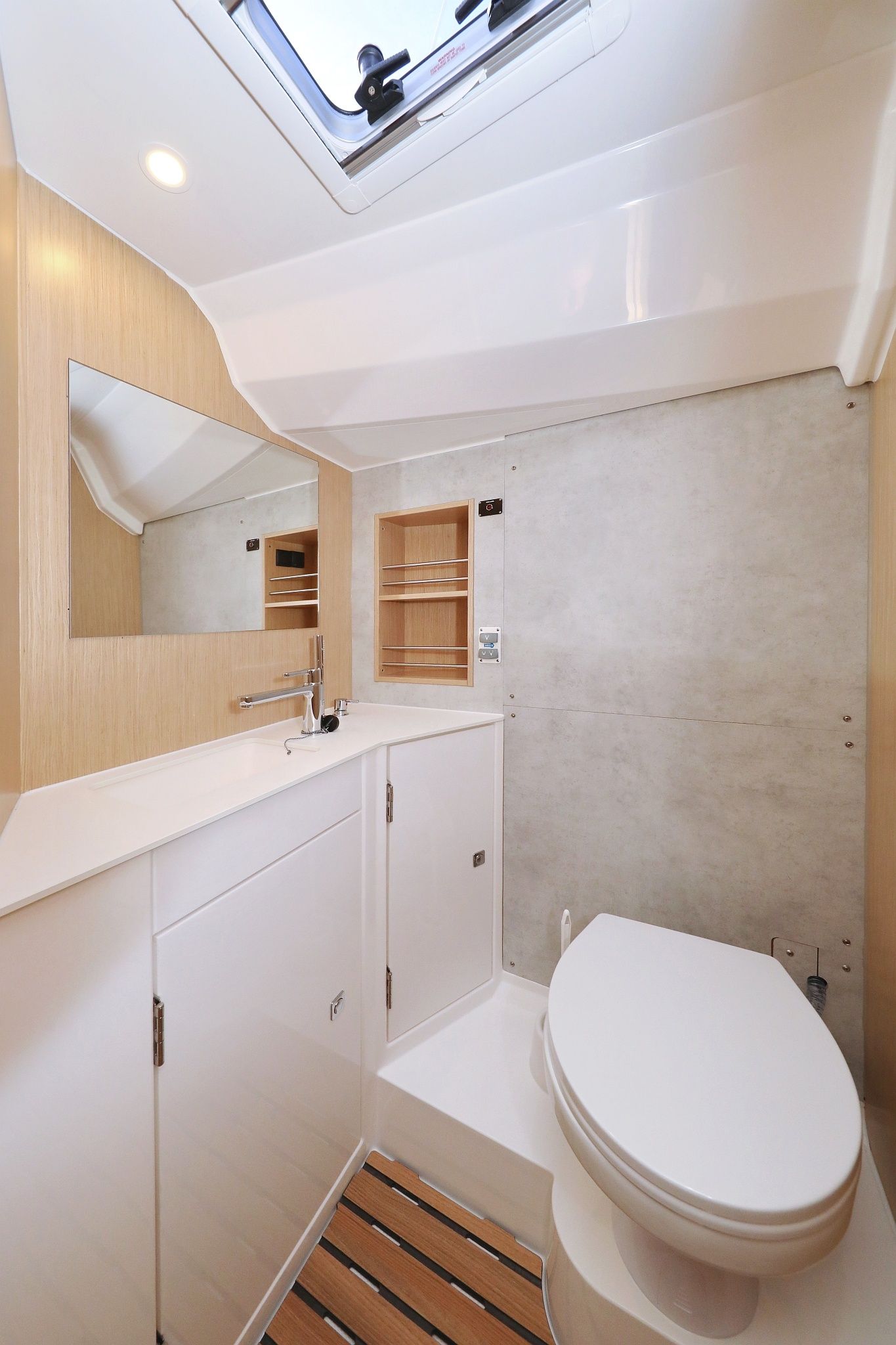 Bavaria C42 | Levente