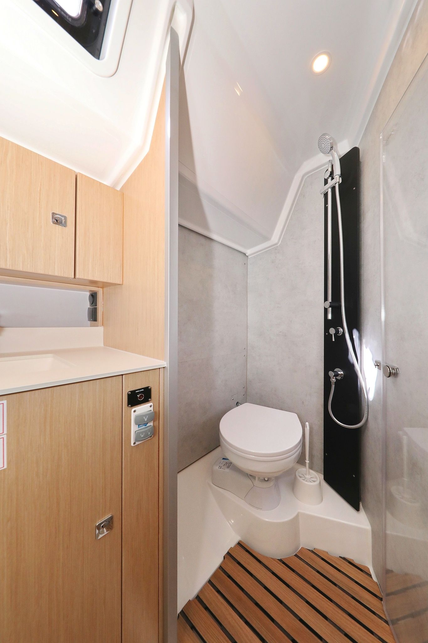 Bavaria C42 | Levente