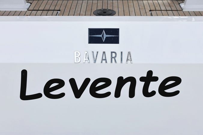 Bavaria C42 | Levente