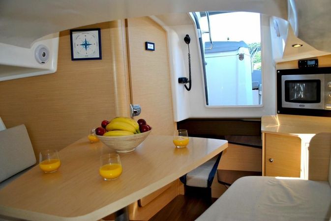 Beneteau Flyer 9 Sundeck | Incredible Too