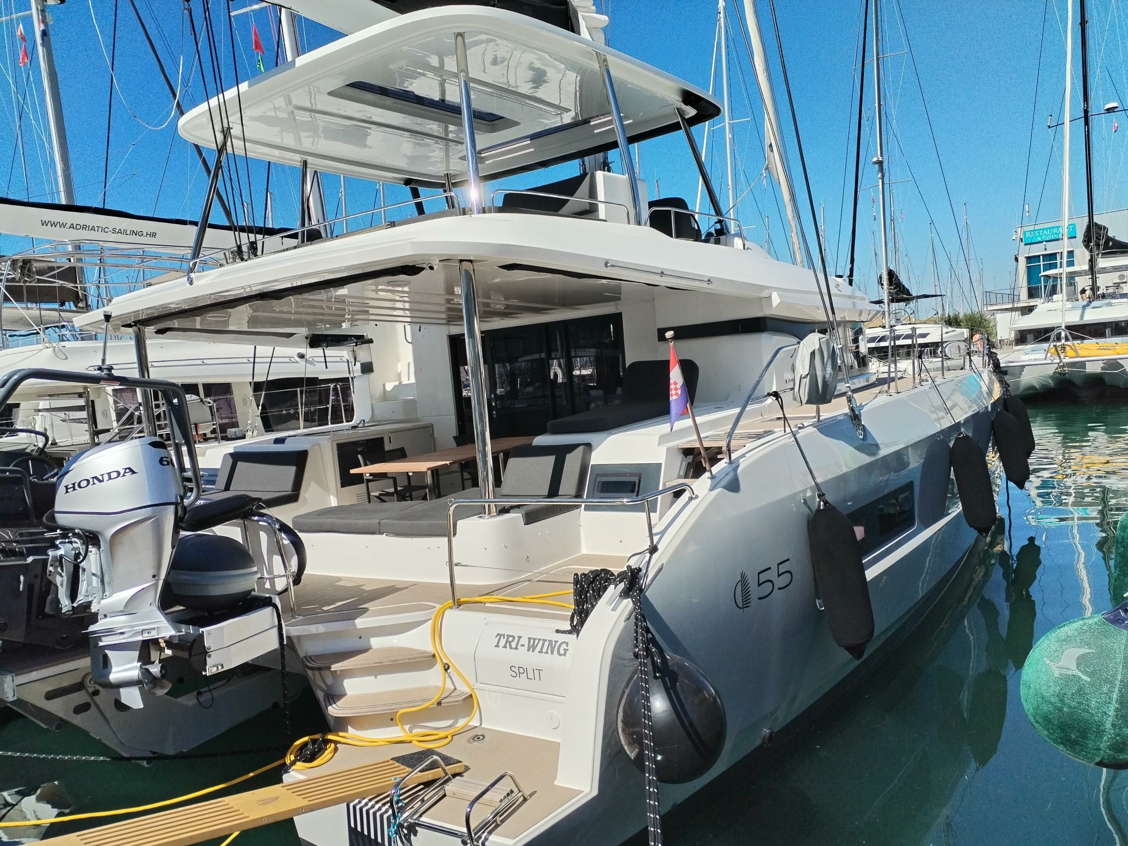 Lagoon 55 | Tri Wing