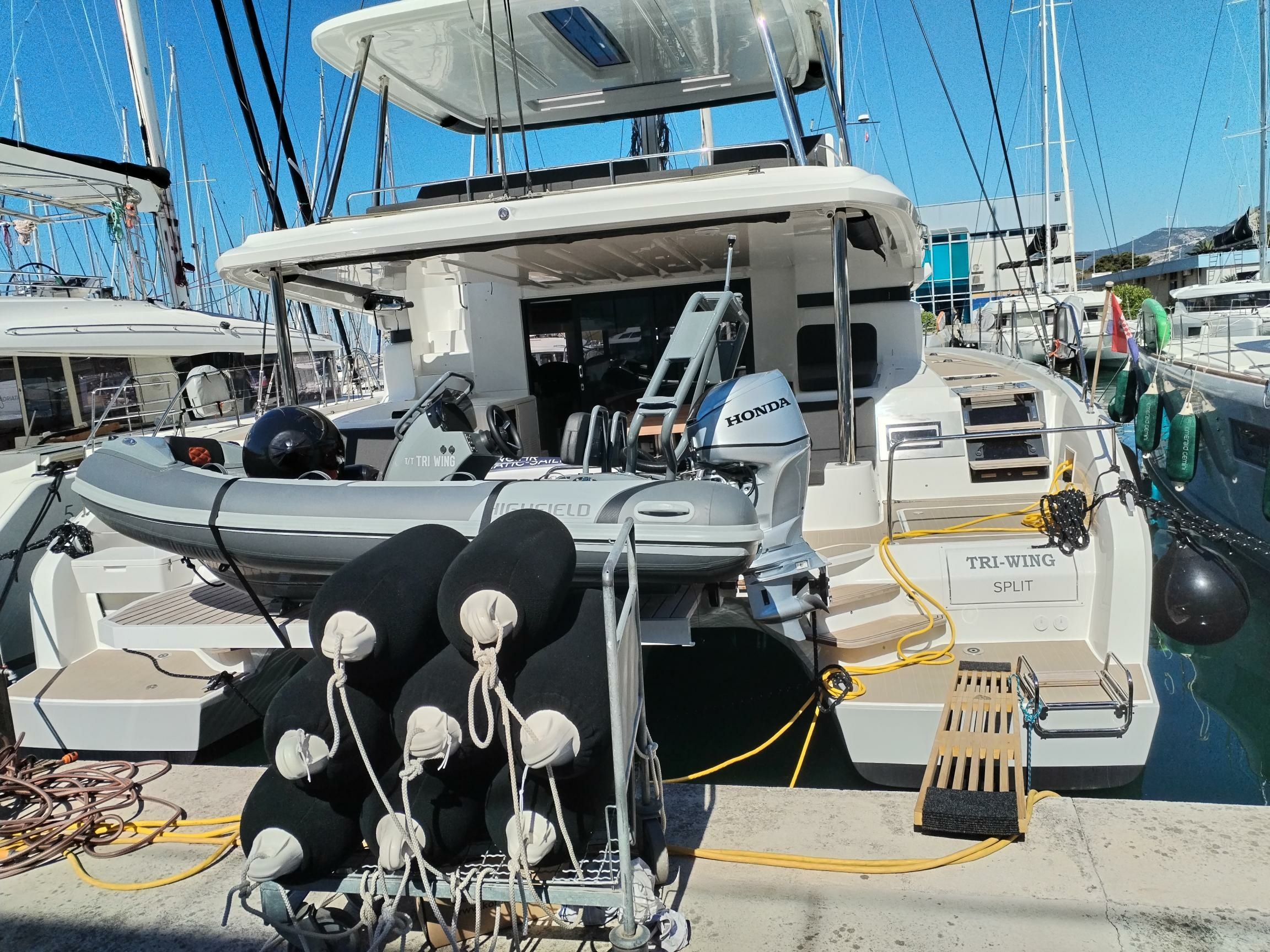 Lagoon 55 | Tri Wing